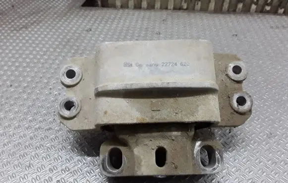 Volkswagen Caddy Engine mount bracket