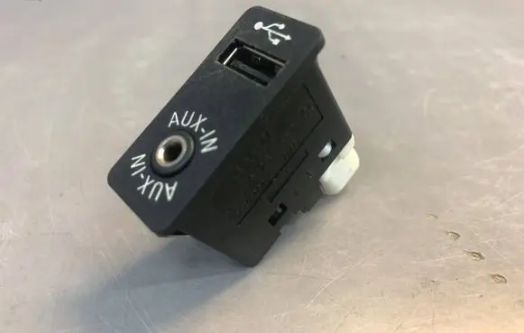 BMW 5 F10 F11 USB socket connector 9237653