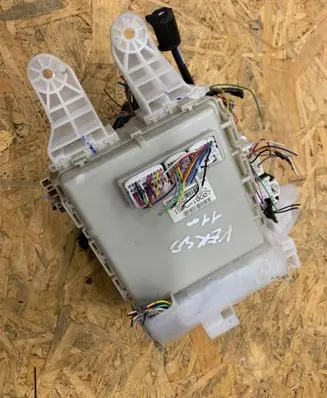 Toyota Verso Fuse module 827300F070C 157510G07