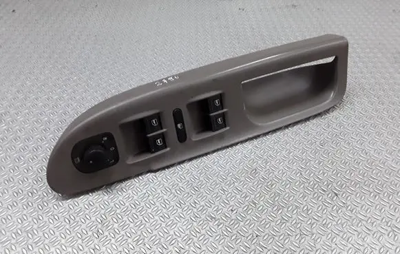 Volkswagen PASSAT B6 Electric window control switch 3C1867171B