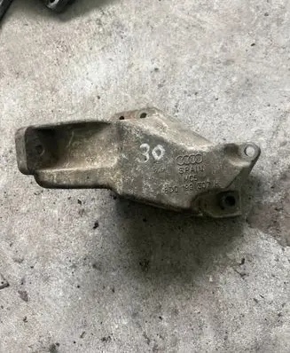 Audi A4 S4 B5 8D Engine mounting bracket 8D0199307H