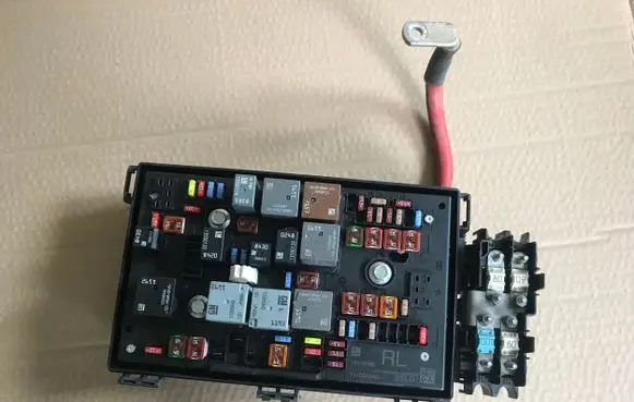 Opel Astra J Fuse module 13318785