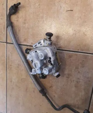 Audi 80 90 B3 Fuel distributor 0438101005 47841