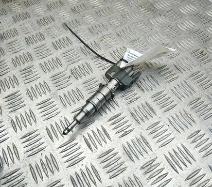 BMW 1 E82 E88 Fuel injector 7589048