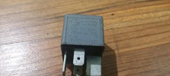 Volkswagen PASSAT B5.5 Other relay 8D0951253 V23134-J52-X300