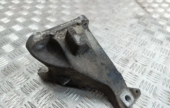 BMW 1 E81 E87 Engine mounting bracket 781916