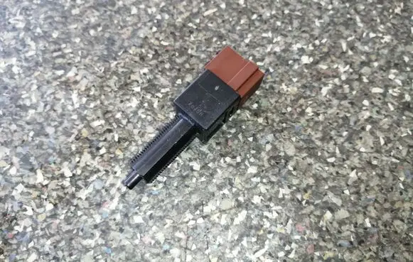 Nissan Juke I F15 Brake pedal sensor switch