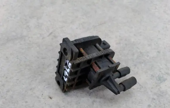 Volkswagen Transporter - Caravelle T4 Valve vacuum 701906283