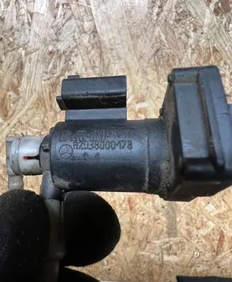 Mercedes-Benz C W203 Vacuum valve a2038000178
