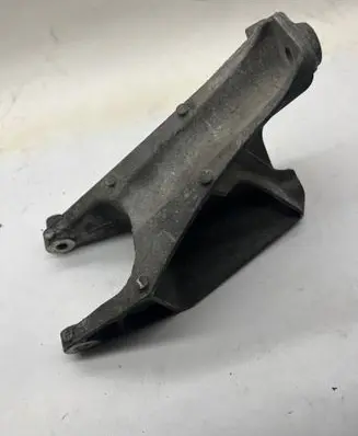 Engine mounting bracket