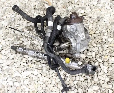 BMW 5 E60 E61 Fuel injection high pressure pump 7807495 7809129 045010510