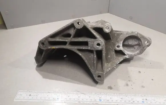 Opel Vectra B Engine mounting bracket 90528681