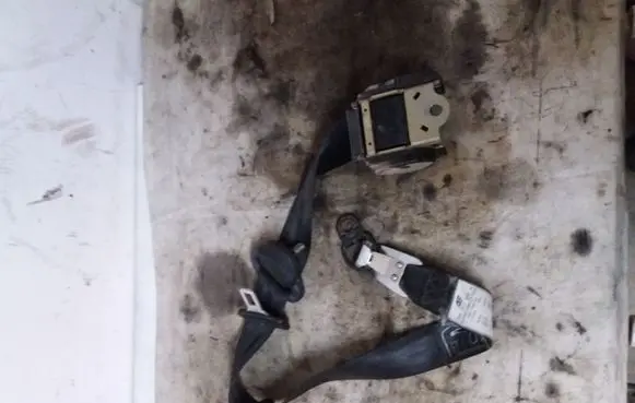 Toyota Avensis Verso Third row seat belt 