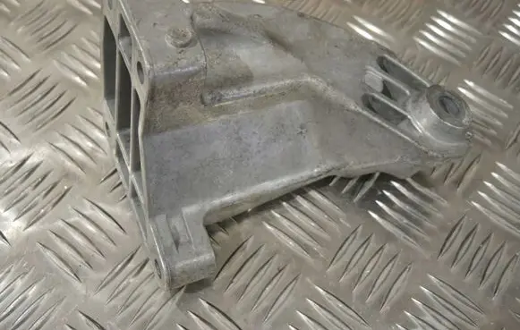 Mercedes-Benz CLS C218 X218 Engine mounting bracket A6422235404