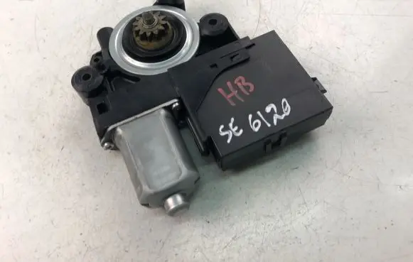 Volvo S40 Front door window regulator motor 979040100