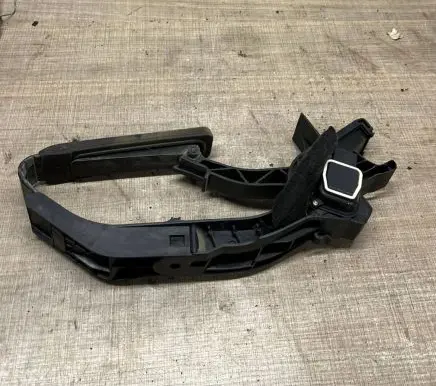 Mercedes-Benz E W211 Accelerator throttle pedal A2113000404