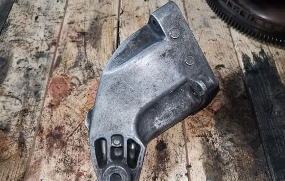 Mercedes-Benz E W212 Engine mounting bracket