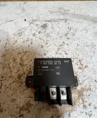 Mercedes-Benz E W211 Charging relay A0025423819 V23132A2001X14