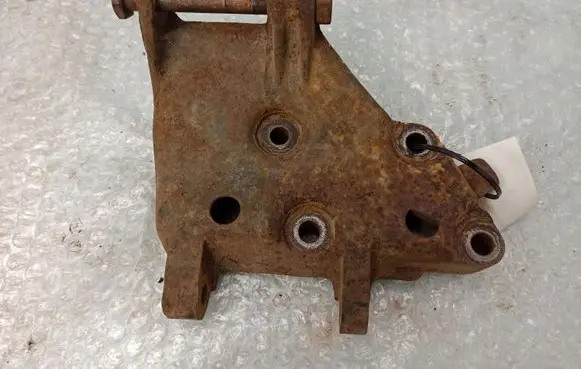 Mercedes-Benz COMPAKT W115 Generator/alternator bracket 1151550935
