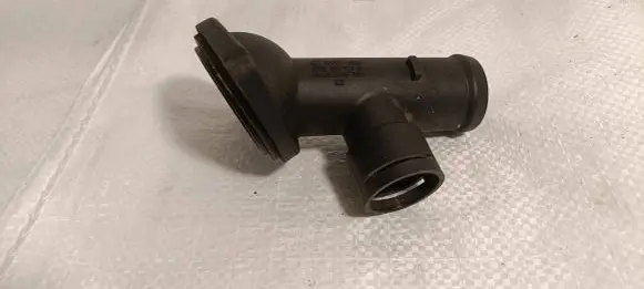 Volkswagen PASSAT B6 Engine coolant pipe/hose 03G121121D