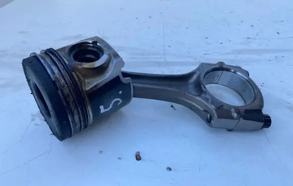 Toyota Avensis T220 Piston with connecting rod
