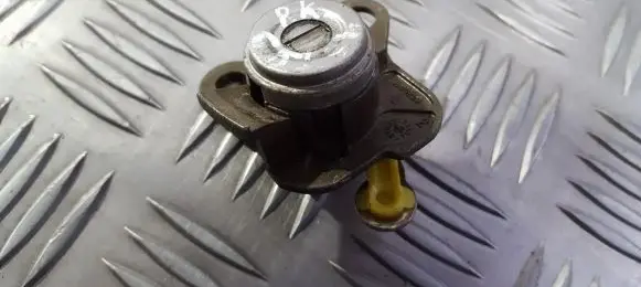 Toyota Corolla E110 Front door lock (next to the handle) n0500253