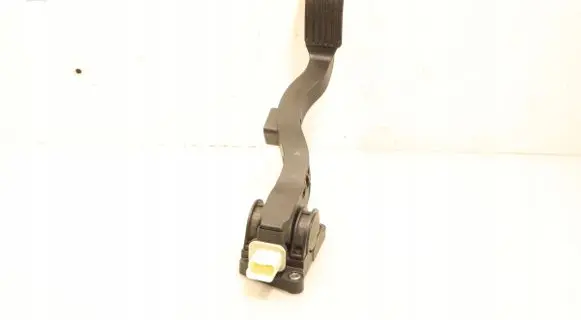 Accelerator throttle pedal