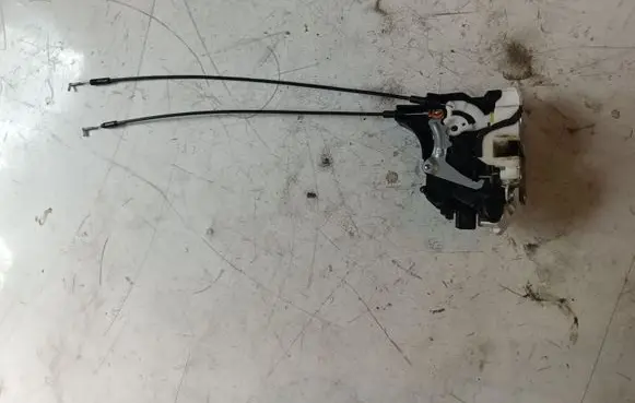 Mitsubishi Outlander Front door lock