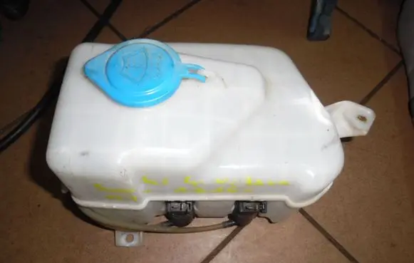 Suzuki Grand Vitara I Windshield washer fluid reservoir/tank