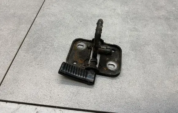 Volkswagen Scirocco Engine bonnet/hood lock/latch loop/hook 1K8823186D