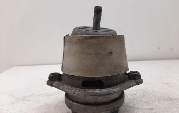 Engine mount bracket