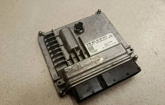 Audi A3 S3 8V Engine control unit/module 04L907445B 28445556