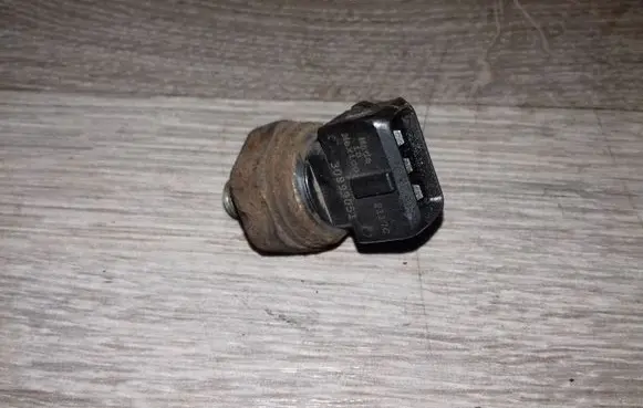Volvo V70 Air conditioning (A/C) pressure sensor 30899051