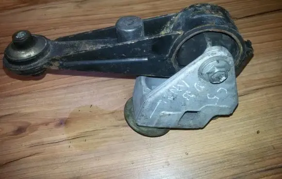 Engine mount bracket
