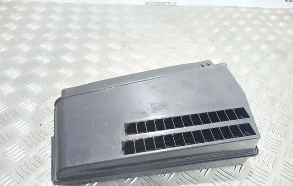 Land Rover Range Rover L322 Quarter panel pressure vent 8385388