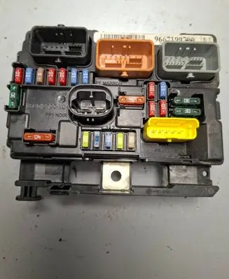 Peugeot 308 Fuse module 9667199780
