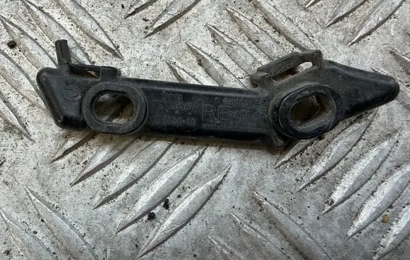 BMW 1 F20 F21 Front bumper mounting bracket 7272556
