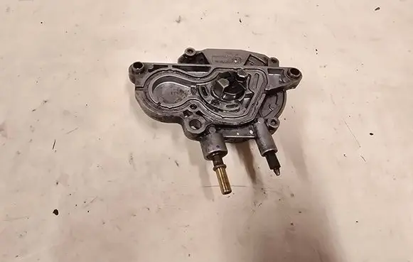 Opel Astra J Vacuum pump 7009690201 8981154390 10T3280512