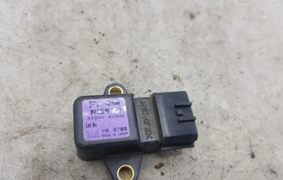 Nissan X-Trail T30 ESP acceleration yaw rate sensor 479308H300