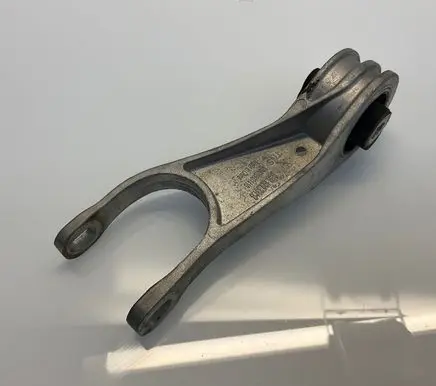 Engine mounting bracket