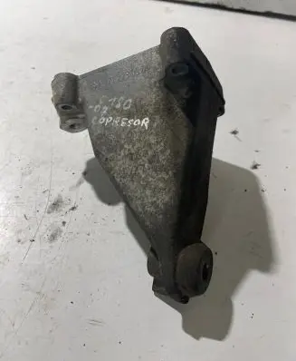 Mercedes-Benz E W211 Engine mounting bracket A2712230904