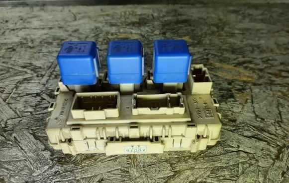Nissan X-Trail T30 Fuse module A0076