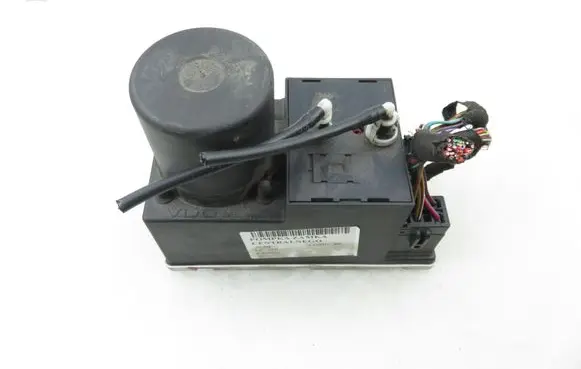 Audi A4 S4 B5 8D Central locking vacuum pump 8L0862257L