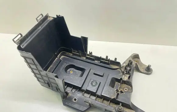 Volkswagen PASSAT B6 Battery tray 1K0915333C