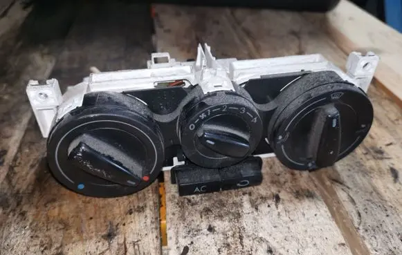 Volkswagen Golf IV Climate control unit