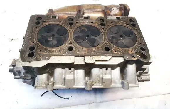 Volkswagen PASSAT B5 Engine head 059253033c