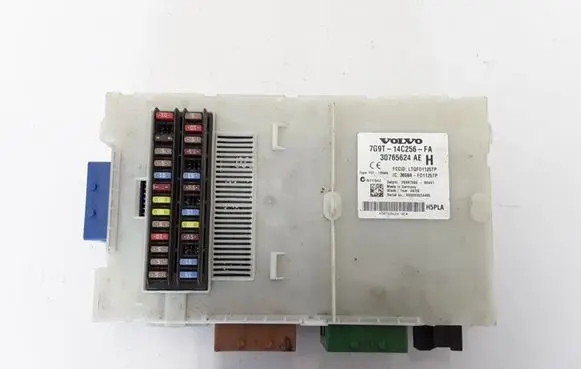 Volvo XC70 Fuse module 30765624