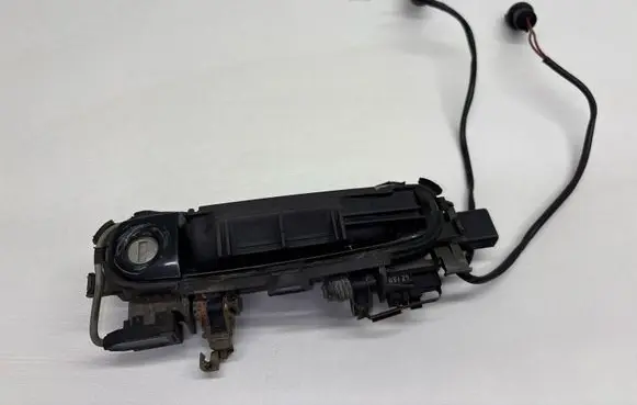 Audi A4 S4 B5 8D Front door exterior handle 