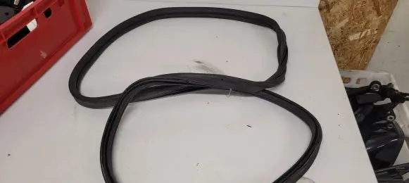 Trunk rubber seal (body)