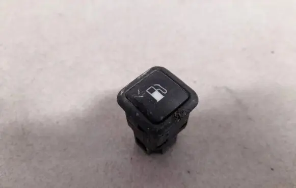 Volkswagen PASSAT B5 Fuel tank opening switch 3b0959833a 03000313